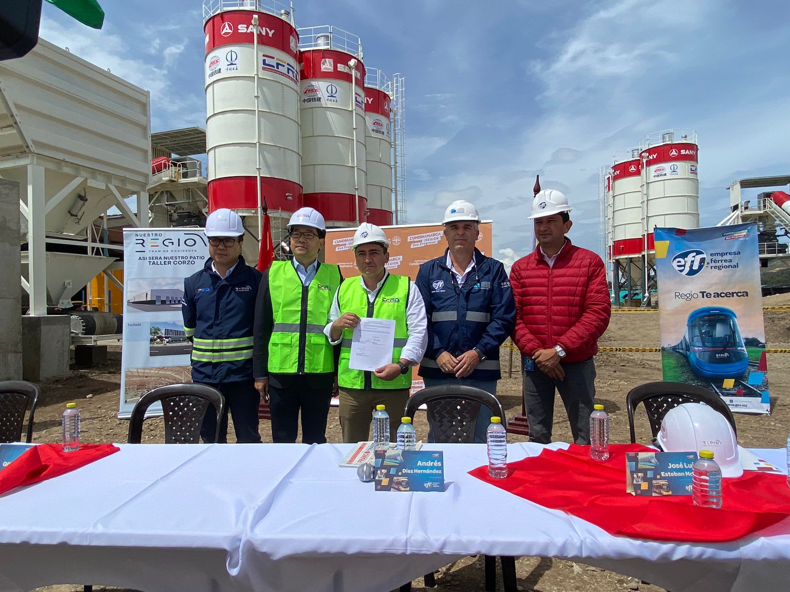 (Cundinamarca, 02 de junio de 2023).  Este viernes, en las instalaciones de lo que será el patio taller El Corzo de Regiotram de Occidente, una de las obras más importantes del proyecto de transporte masivo, se llevó a cabo la firma del acta de inicio de los trabajo en este sector.  