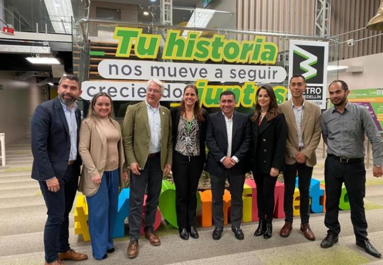 • El contrato es para asesoría en el modelo de gestión social y cultural. • La firma de este convenio interadministrativo busca la implementación de la "Cultura Metro” en Regiotram de Occidente. • Con esta alianza ambas entidades se comprometen a promover el desarrollo de los sistemas férreos en el país y aportar a una mejor calidad de vida para los colombianos.